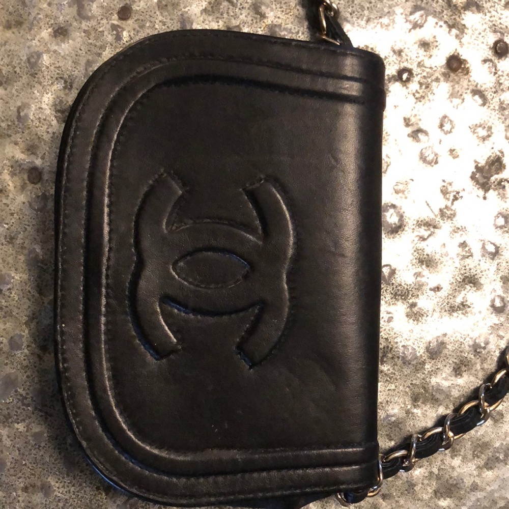 Appears to be a Chanel clutch but I can’t confirm. 5 x 7 “ with strap